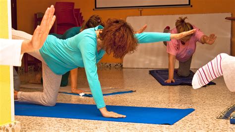 yoga desnu|Se EXCITA de más en una clase de yoga .